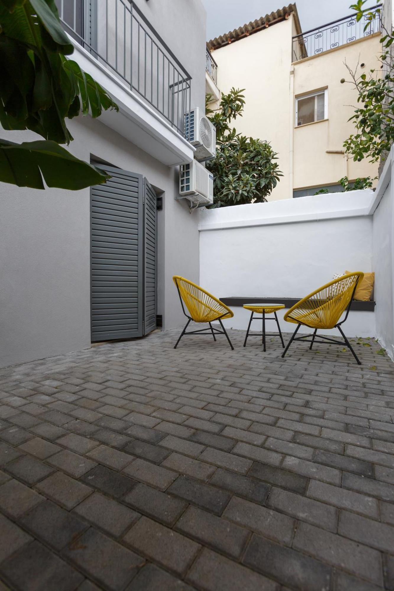 Groundfloor 2Br Apt With Smallyard Near The Heart Of Kalamáta Buitenkant foto